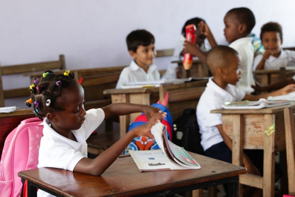 Línguas moçambicanas devem merecer estatuto similar ao português no sistema de ensino