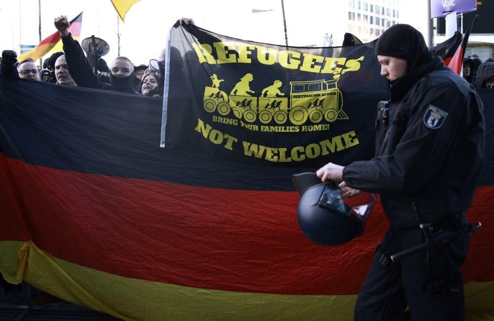 Neonazis desfilam em Berlim sob apupos de populares e ativistas antifascistas