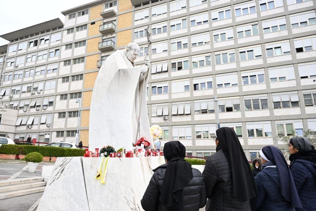 Em Roma, as orações pelo Papa ainda não convencem os turistas