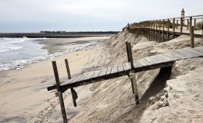 Mar avançou mais de 30 metros na Praia da Barra, Ílhavo