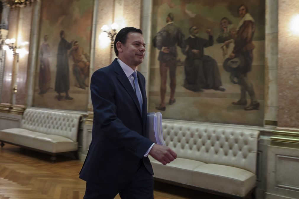 Montenegro pede Europa responsável que não se distraia com o acessório