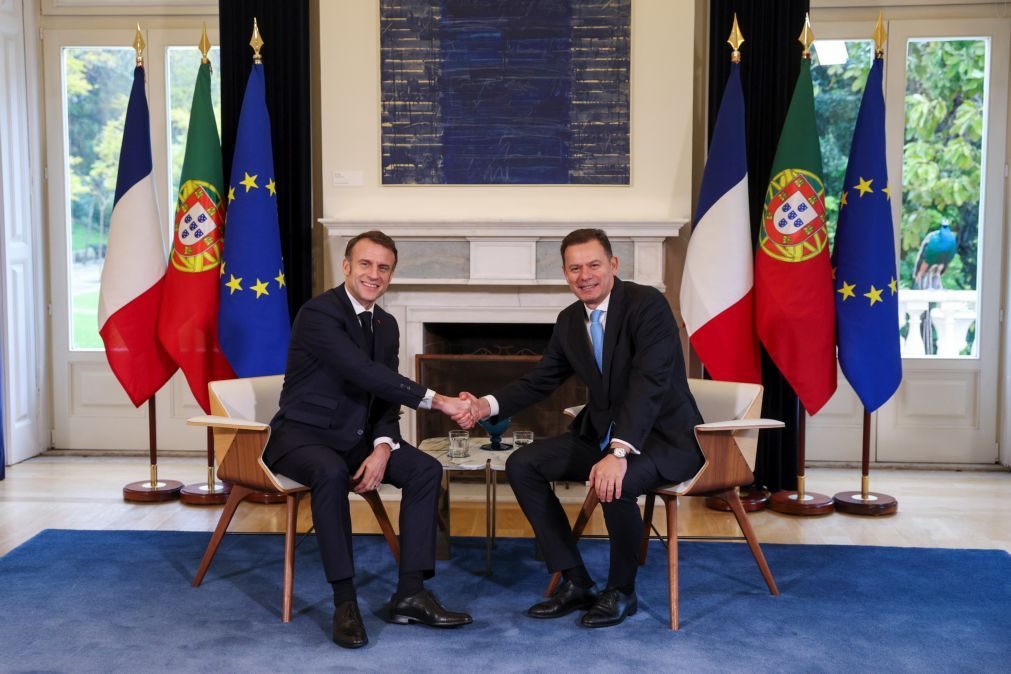 Primeiro-ministro português recebe Presidente Macron em São Bento sob chuva intensa