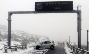 Acessos à Serra da Estrela cortados devido à neve