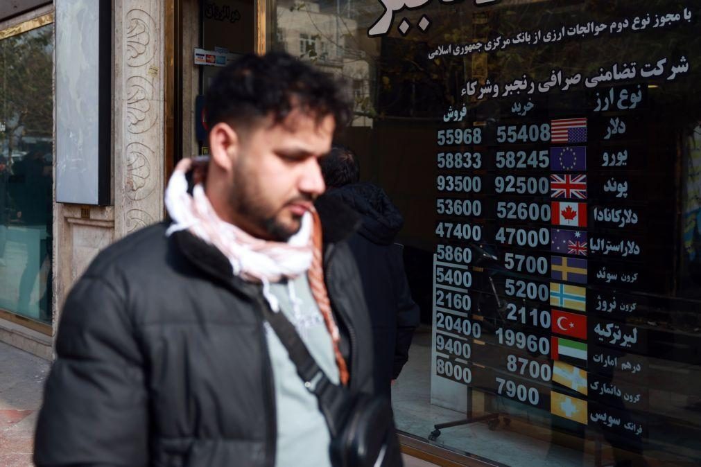 Parlamento iraniano aprova destituição do ministro da Economia