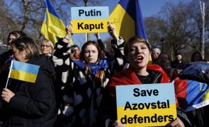 Centenas de ucranianos manifestam-se em Londres em apoio a Zelensky