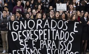 Estudantes da Faculdade de Direito protestam contra eliminação de uma época de avaliação