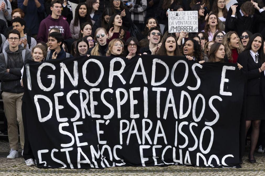 Estudantes da Faculdade de Direito protestam contra eliminação de uma época de avaliação