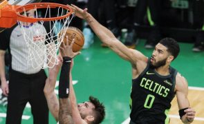 Queta ajuda no triunfo dos Celtics, Cavs são a primeira equipa nos play-offs