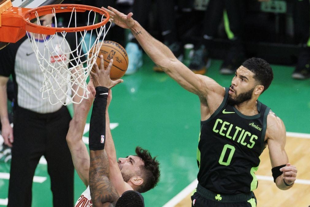 Queta ajuda no triunfo dos Celtics, Cavs são a primeira equipa nos play-offs