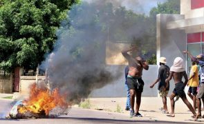 Manifestantes bloqueiam principal estrada moçambicana em Inhambane