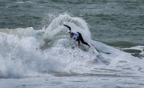 Frederico Morais e Yolanda Hopkins na prova da elite mundial do surf em Peniche