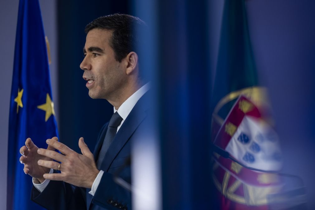 Leitão Amaro remete para moção de confiança