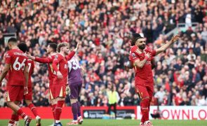 Liverpool vira resultado frente ao lanterna-vermelha e aproxima-se do título inglês