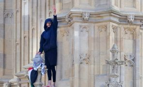 Homem subiu ao Big Ben, em Londres, com bandeira palestiniana