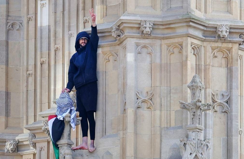 Homem subiu ao Big Ben, em Londres, com bandeira palestiniana