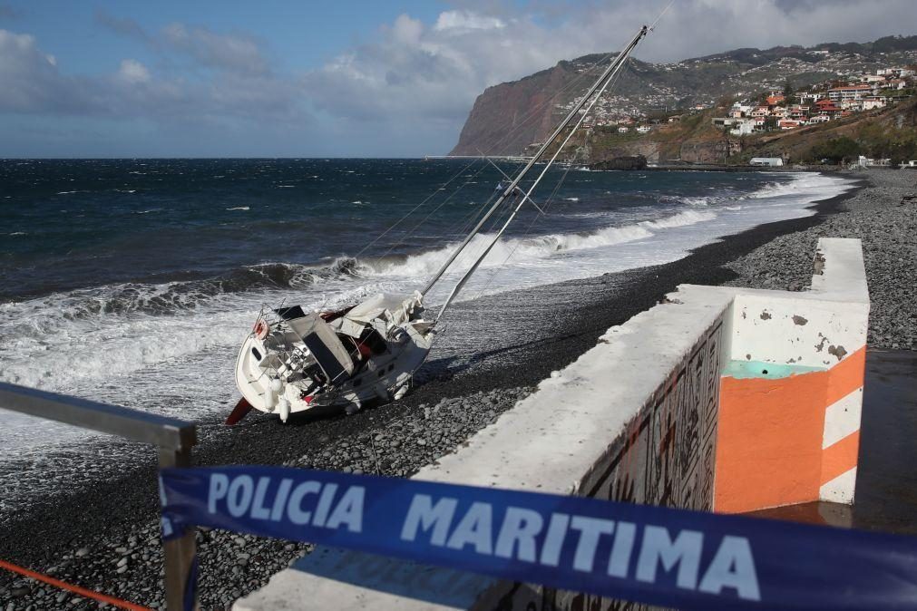 Veleiro de navegador solitário francês encalhou na praia Formosa, na Madeira