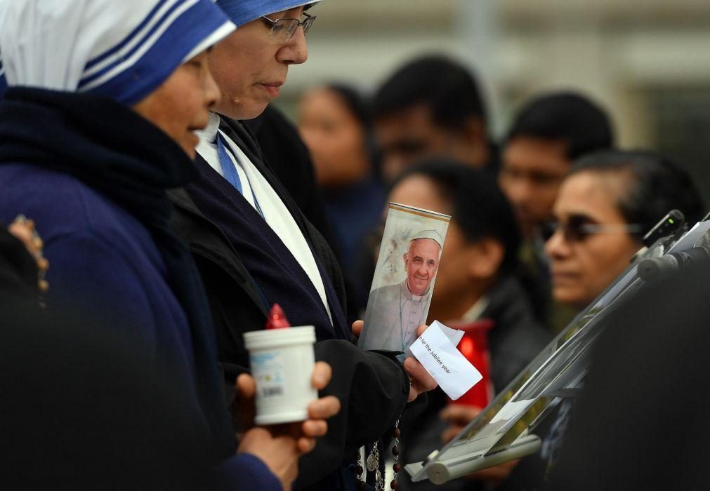 Papa estável e com ligeiras melhorias numa
