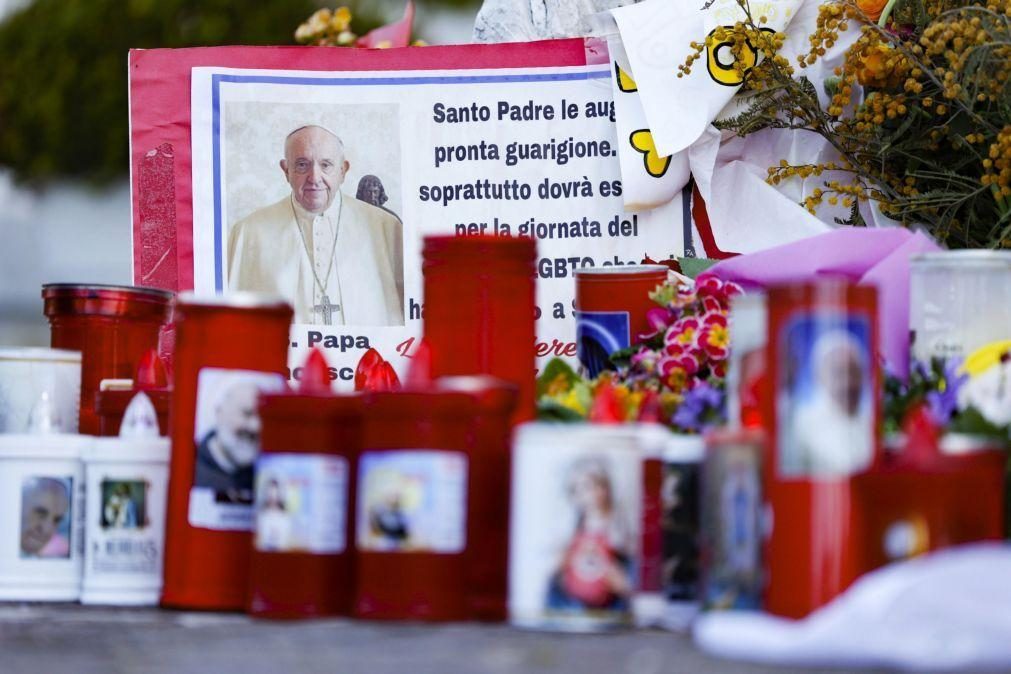 Papa está de bom humor, fala com pessoas que o rodeiam e sente-se melhor