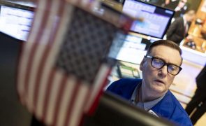 Wall Street mantém tendência descendente com investidores em navegação à vista