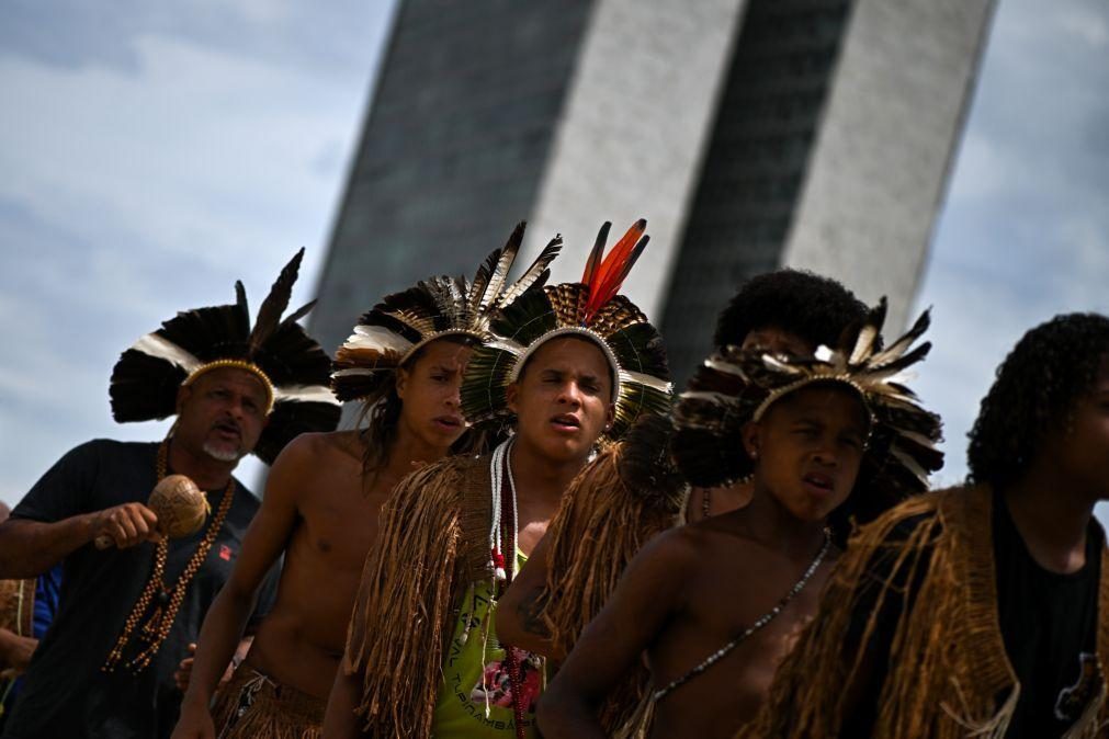 Indígenas protestam contra violência e por demarcação de terras na capital do Brasil