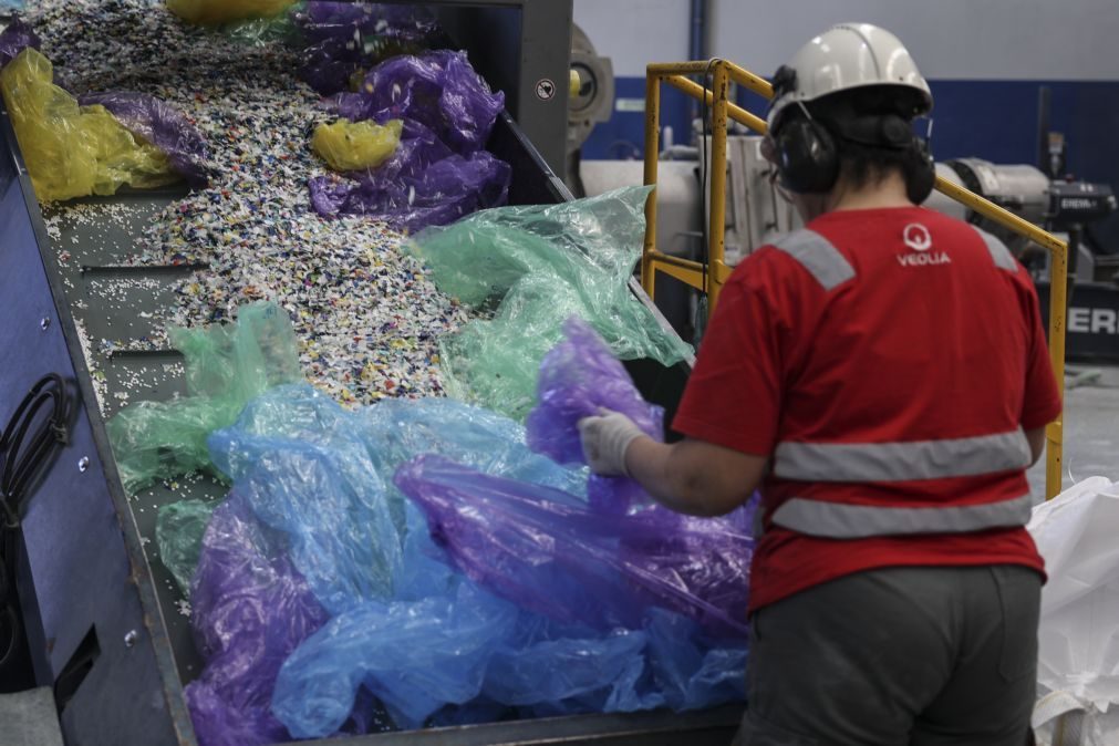 Reciclagem explicada numa fábrica onde entram resíduos e sai matéria-prima