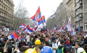 Milhares de sérvios convergem para Belgrado para manifestação sob alta tensão