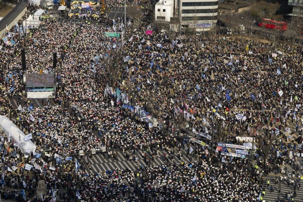 Milhares manifestam-se em Seul pró e contra o presidente destituído da Coreia do Sul