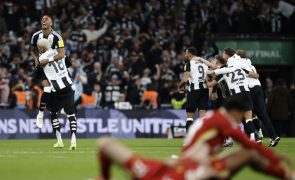 Newcastle vence Taça da Liga, o primeiro grande título inglês em 70 anos