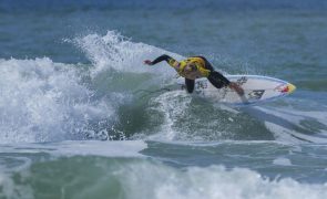 Duas antigas campeãs em Peniche falham 'meias' da prova da elite mundial do surf