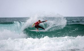 Agitação marítima em Supertubos suspende prova do circuito mundial de surf