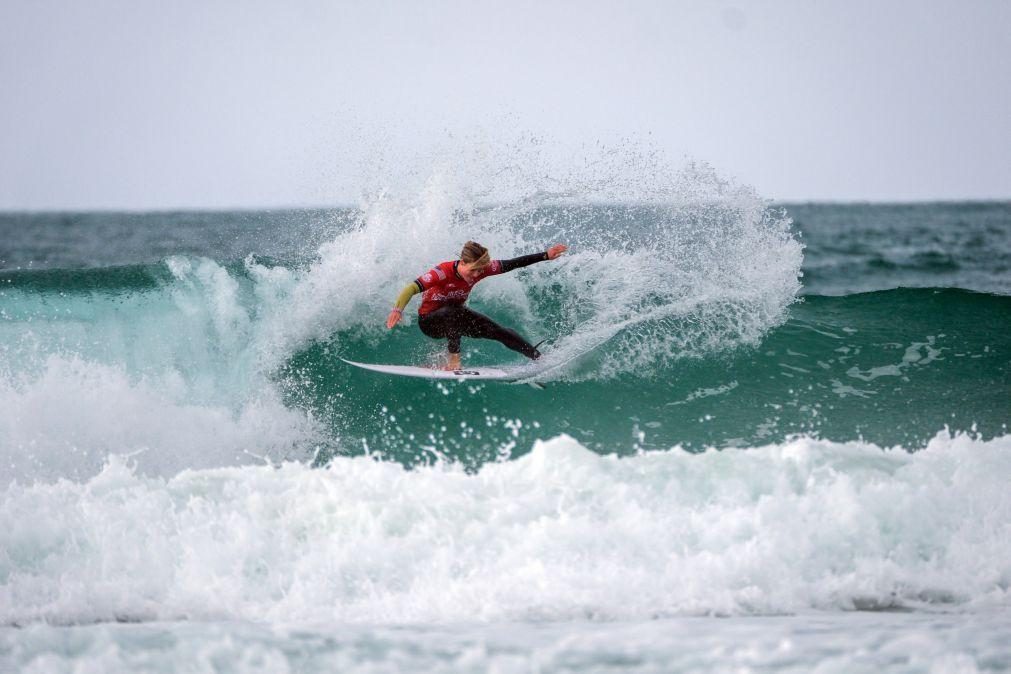 Agitação marítima em Supertubos suspende prova do circuito mundial de surf