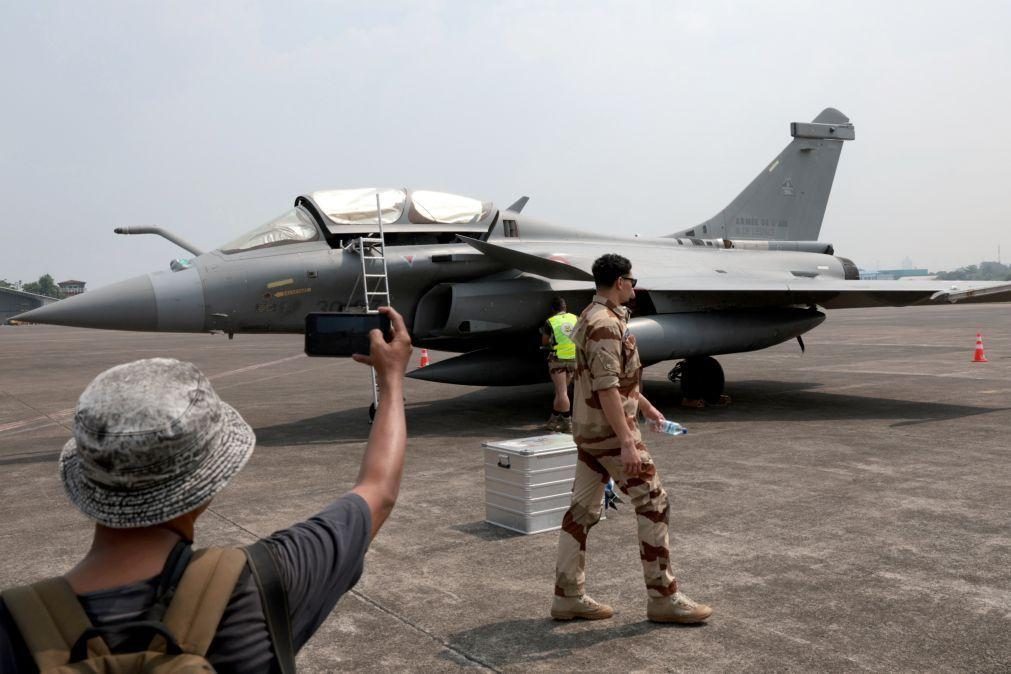 França aumenta encomendas de caças Rafale para força aérea