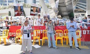 Famílias de reféns protestam no parlamento contra fim da trégua em Gaza