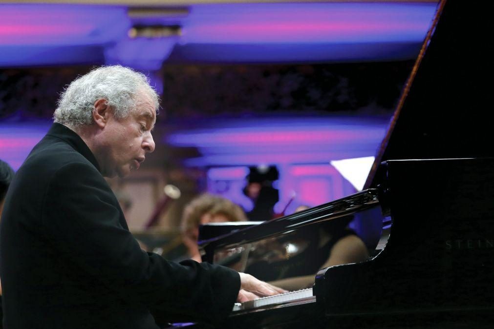 Pianista András Schiff cancela concertos nos EUA devido a 'bullying' de Trump