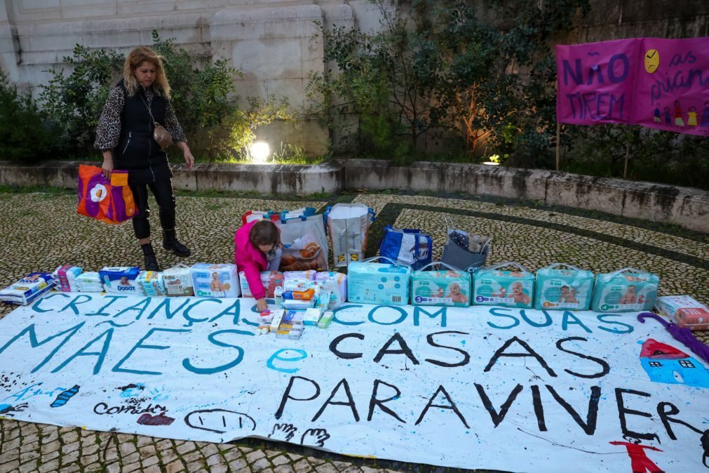 Vigília em Lisboa exige solução para mãe em risco de perder filhos por falta de casa