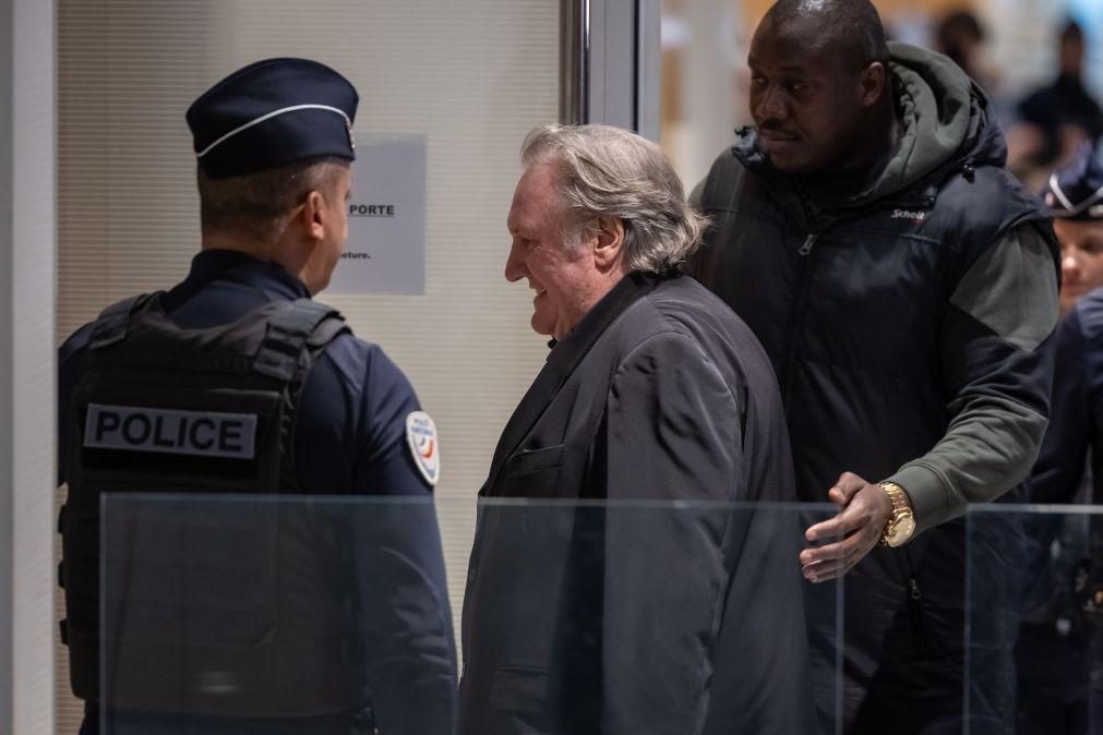 Defesa pediu anulação do processo no início do julgamento de Depardieu por agressão sexual