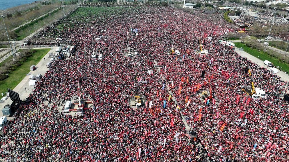 Milhares na manifestação contra o Presidente da Turquia e a favor de rival detido