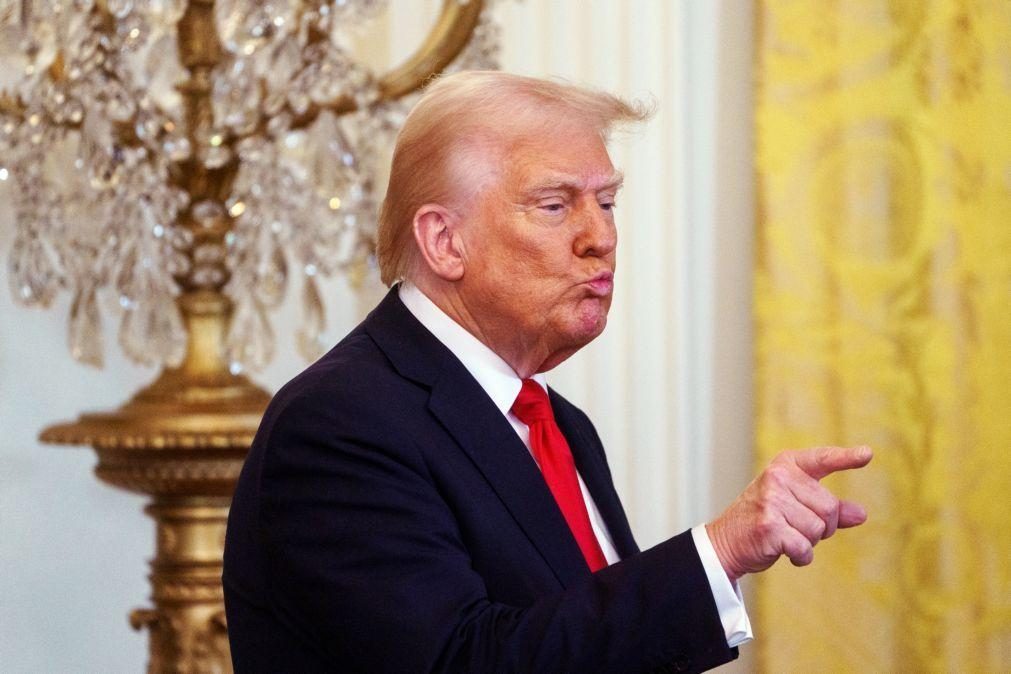 Receio de deportação leva residentes legais a apagar críticas a Trump e abandonar protestos