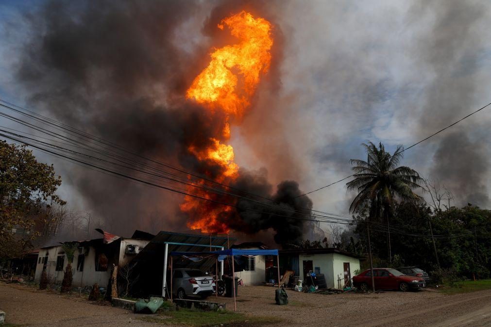 Fusa de gasoduto causa enorme incêndio perto da capital da Malásia