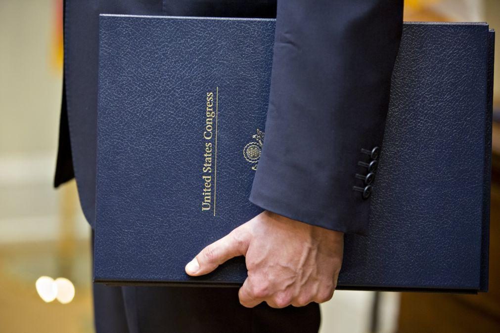 Proposta no Congresso dos EUA prevê tarifas de 500% a compradores de petróleo russo