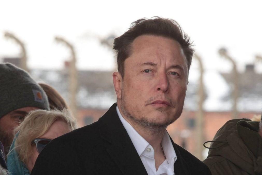 Musk considera