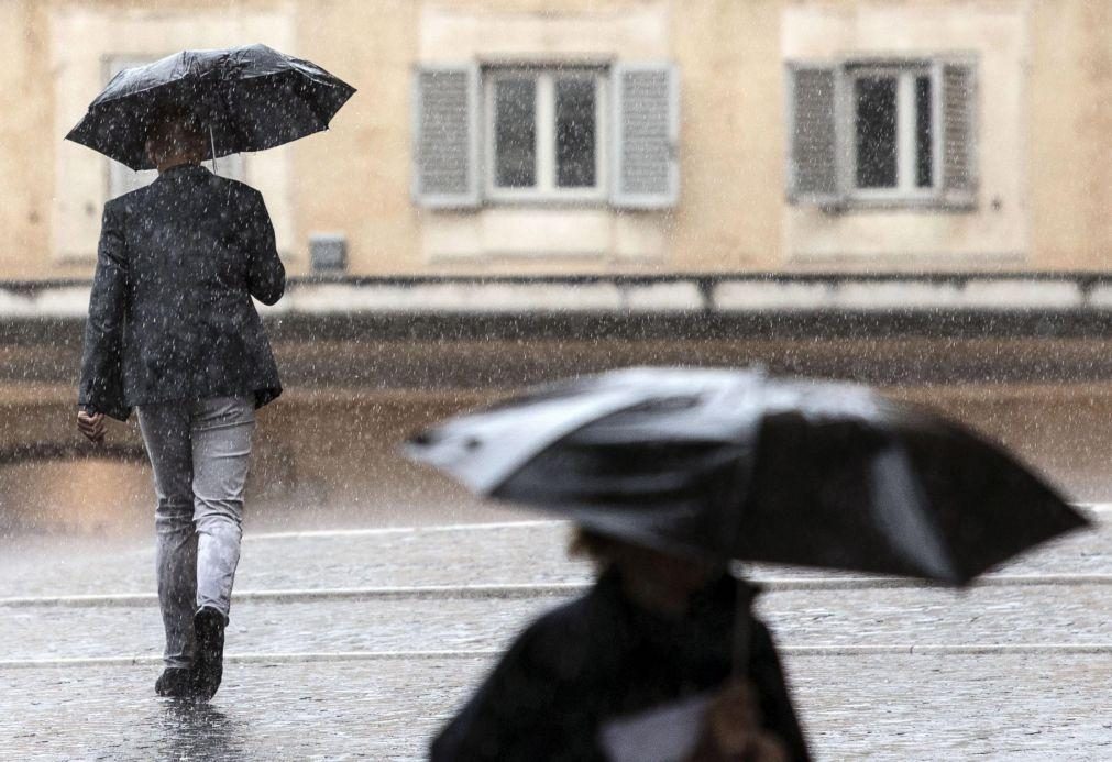 Continente e Madeira sob aviso amarelo a partir de hoje devido à chuva, vento e agitação marítima