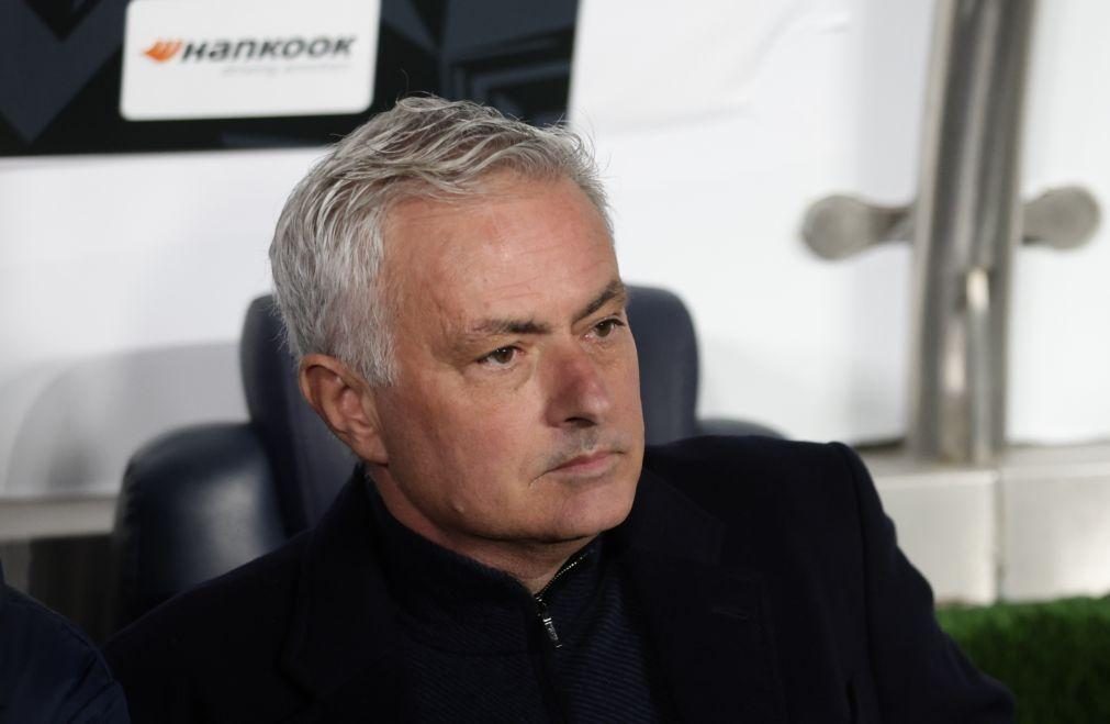Mourinho suspenso por três jogos por agressão a técnico do Galatasaray