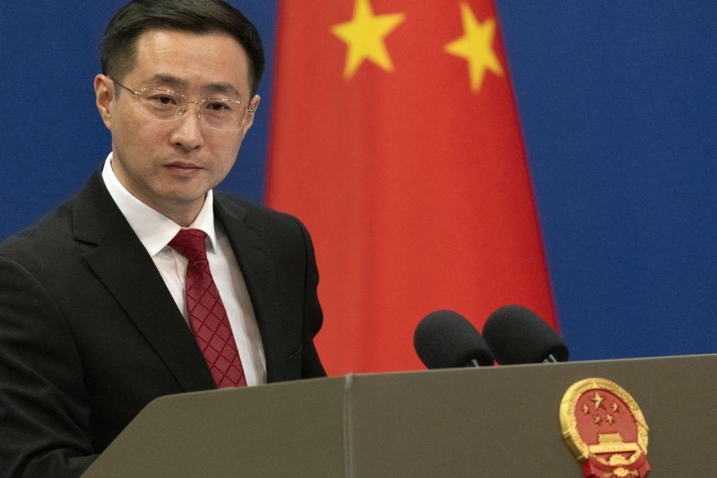 China nega envolvimento chinês organizado na guerra na Ucrânia e defende neutralidade