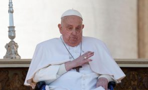 Papa Francisco faz visita surpresa a basílica em Roma