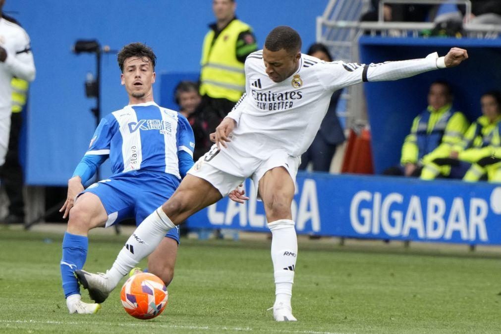 Real Madrid sofre mas vence Alavés apesar de expulsão de Mbappé