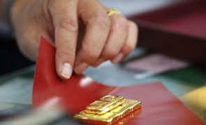 Ouro atinge novo máximo histórico ao ultrapassar os 3.290 dólares por onça