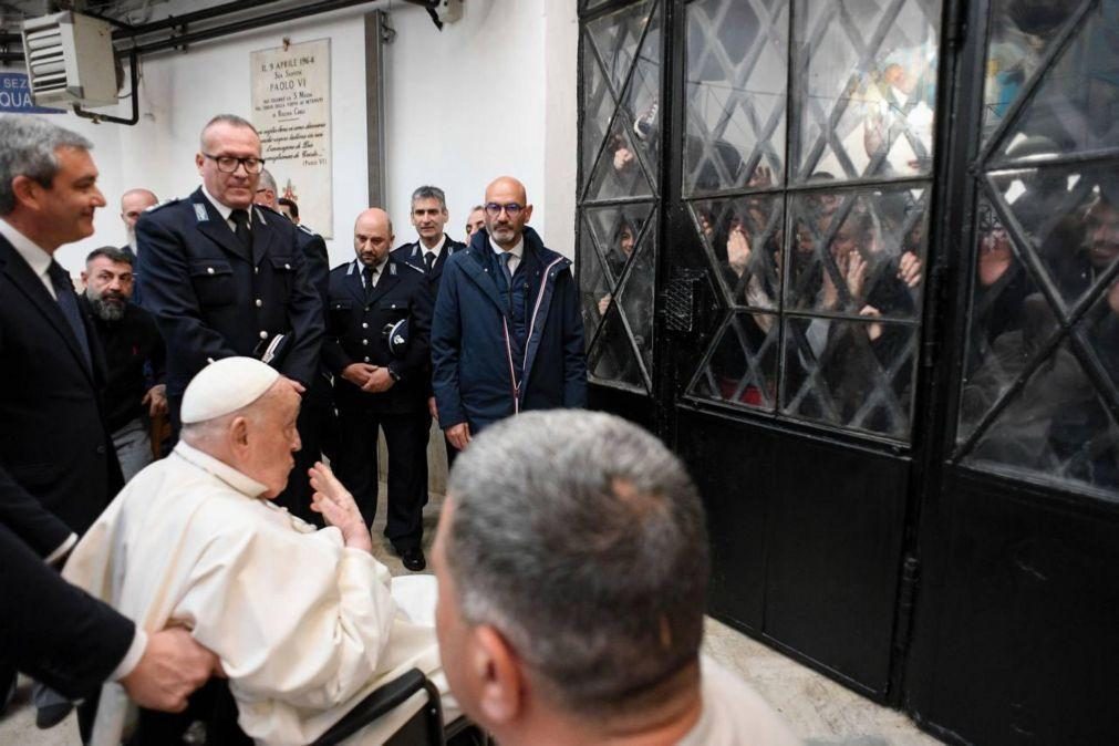 Em visita a prisão de Roma Papa diz que vive convalescença