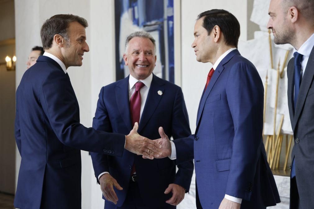 Macron defende