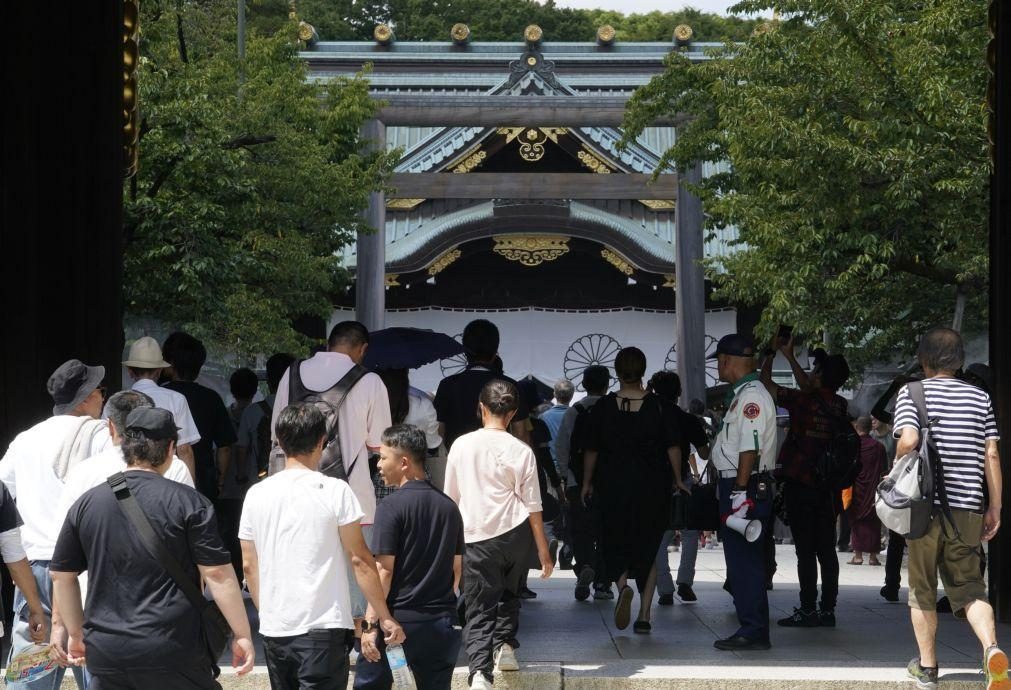 Líder japonês envia flores para polémico santuário por ocasião de festival